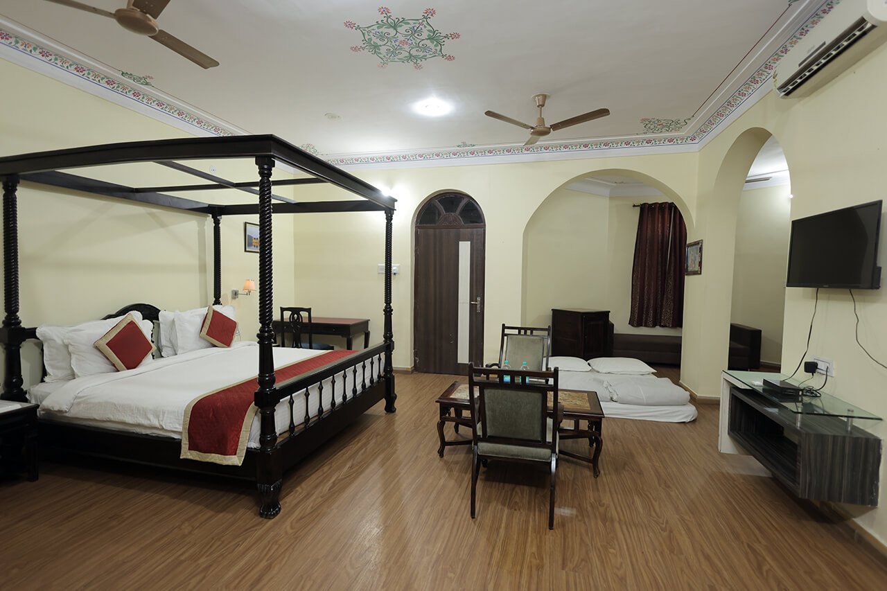 Swaroop Niwas, Hurda